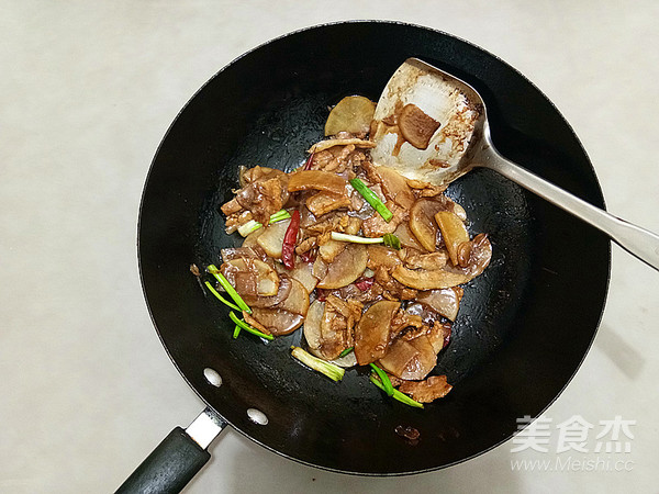 五花肉烧萝卜