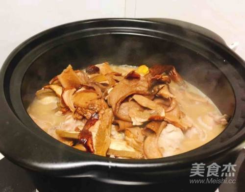 砂锅牛肝菌焖土鸡