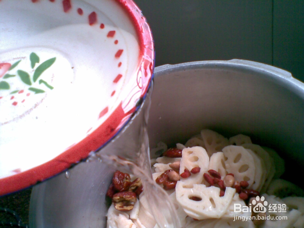 莲藕猪手汤烹制方法