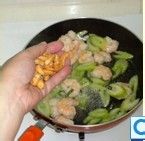 西芹腰果虾仁的做法