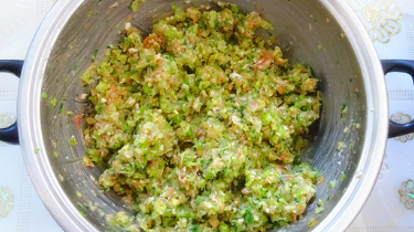 猪肉芹菜千层馅饼的制作方法