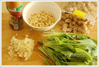 松子菠菜苗炒意粉