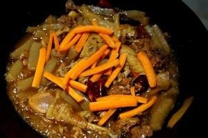 怎么做魔芋焖鸡