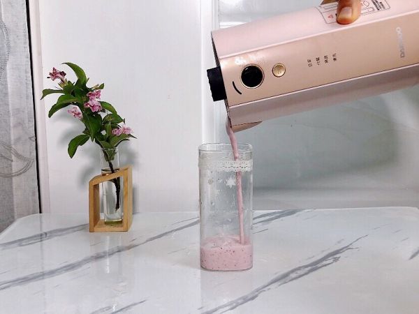 渐变蔓越莓奶昔