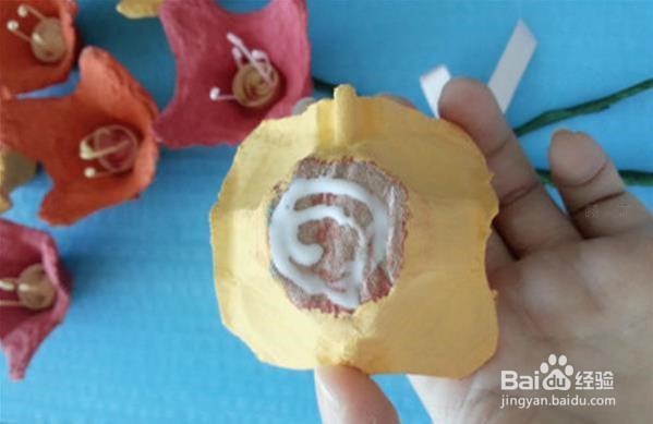 鸡蛋拖废物利用手工制作 艳丽装饰花DIY教程