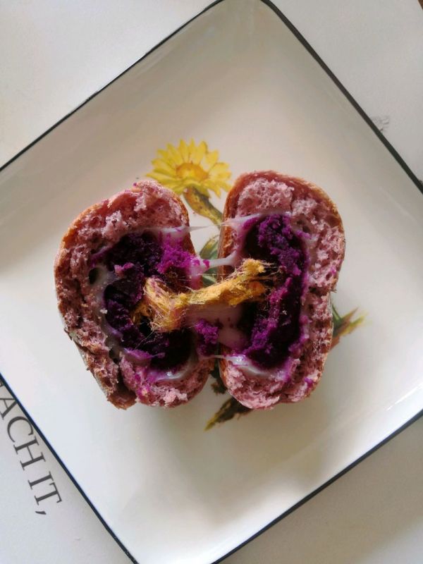 紫薯麻薯肉松软欧包