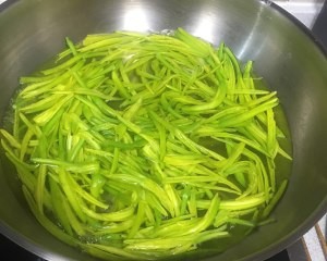 教你怎么做新鲜黄花菜炒鸡蛋