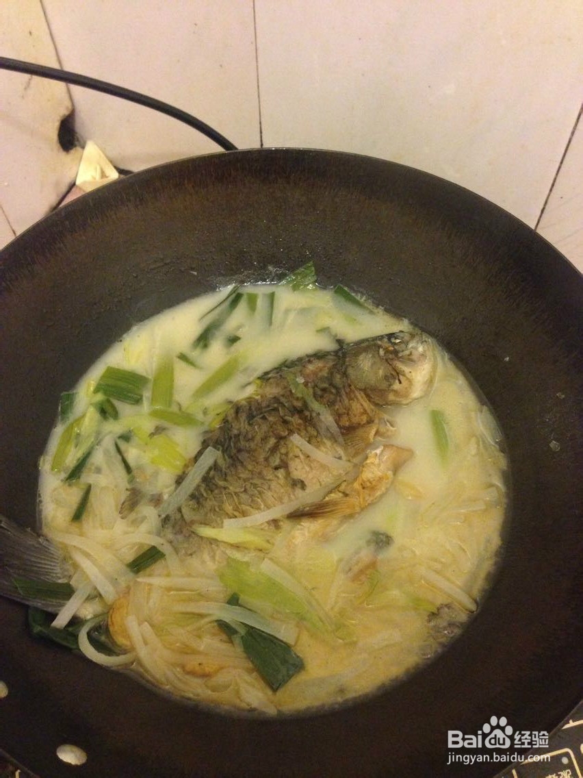 菜鸟都可以完成的鲜甜浓汤:萝卜丝鲫鱼汤