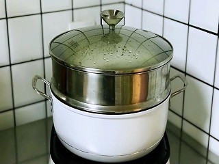 蒸锅水开后,放入蒸笼中,蒸25分钟.