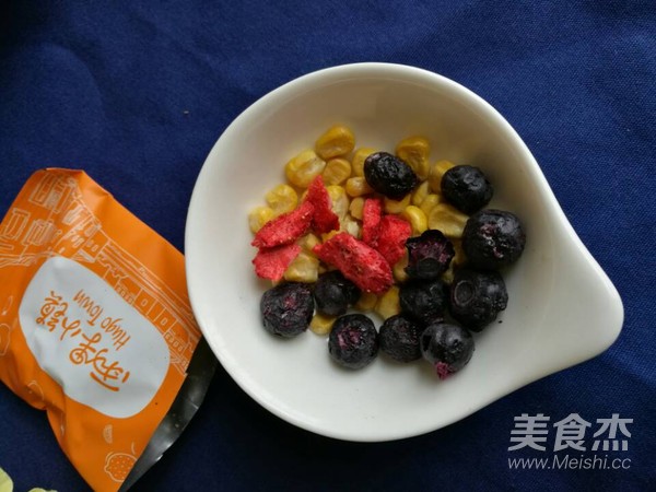 牛奶麦片冻果干粥