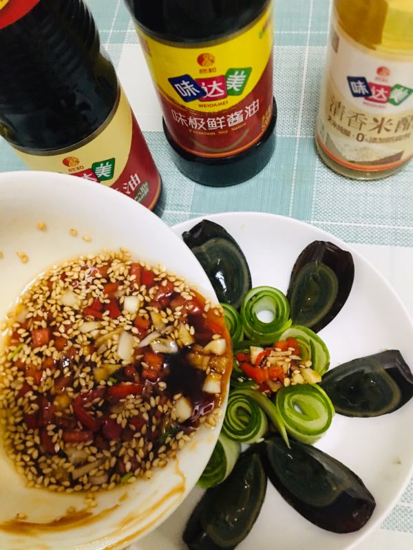 凉拌皮蛋黄瓜卷