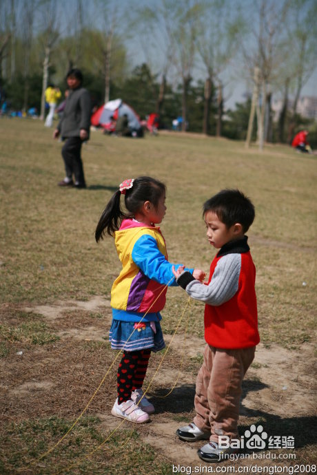 朝阳公园寻春的小孩