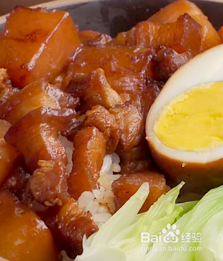 酱香浓郁的土豆卤肉饭