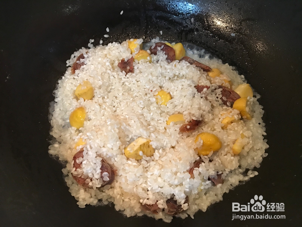 栗子腊肠煲仔饭的做法