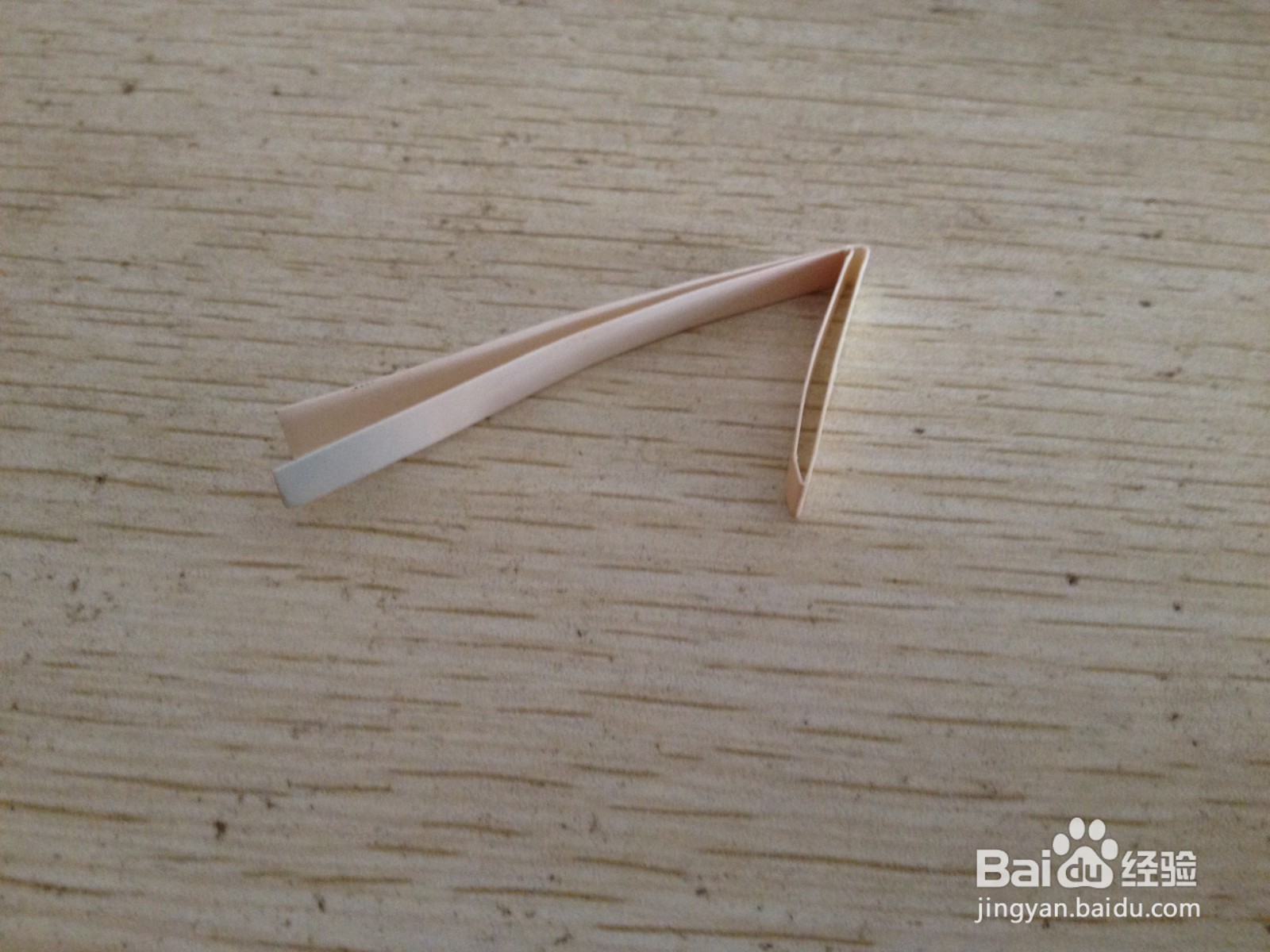 如何用一个细长的硬卡纸做四支中性笔的简易支架