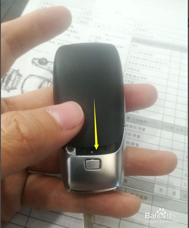 奔驰汽车遥控器如何更换电池？