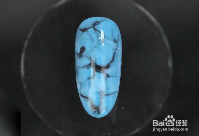 怎样做古香古色的蓝色晕染石纹美甲？