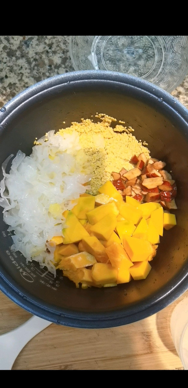 银耳红枣小米南瓜粥