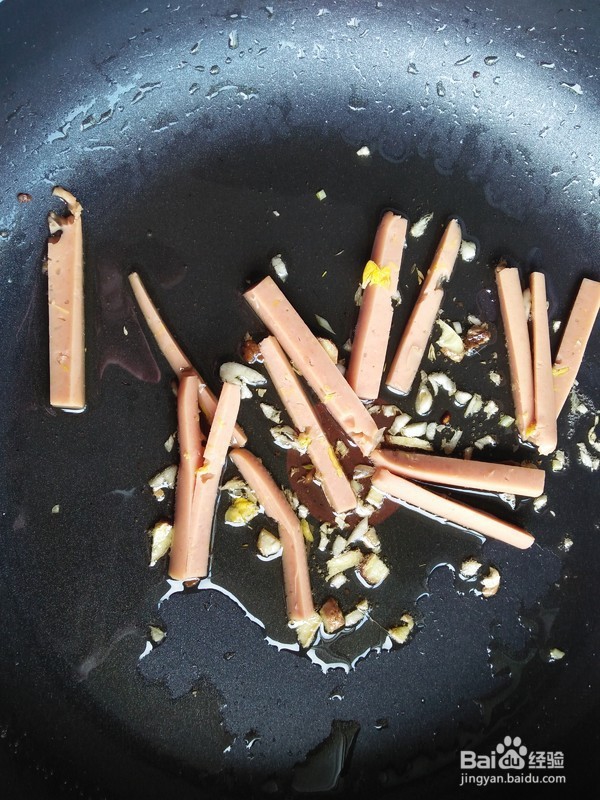 平菇炒火腿肠的步骤