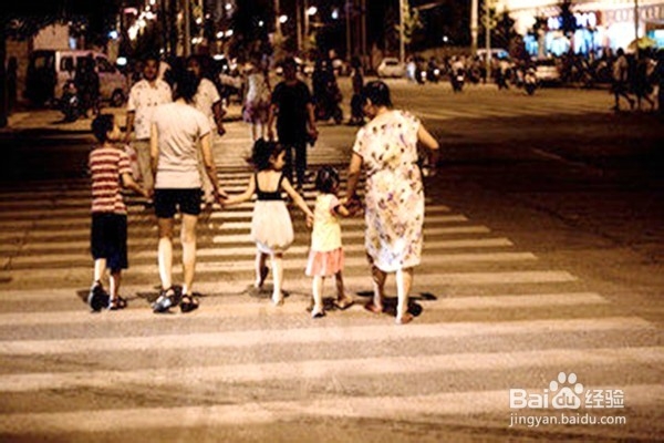 行人怎样保证行路安全？