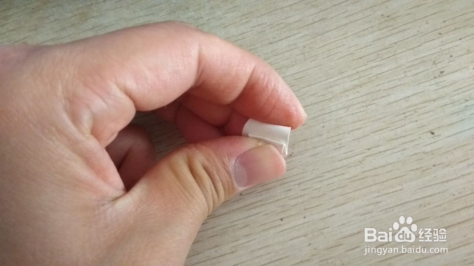 如何用半圆形硬卡纸做简易的手机的支架