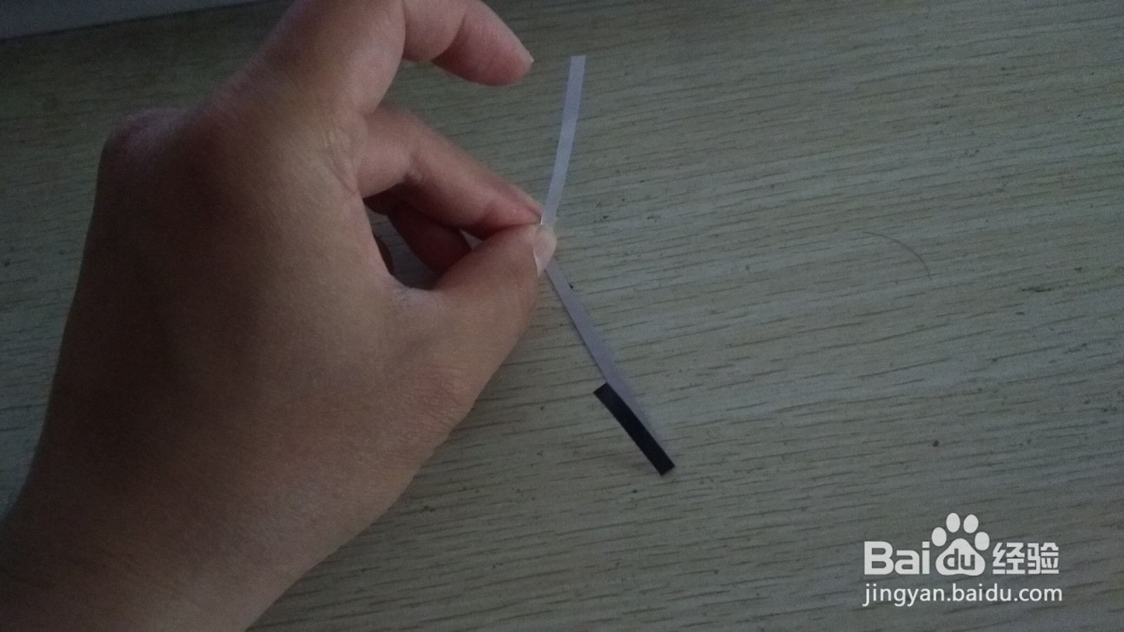 如何用一个细长纸条做能放两个中性笔的简易支架