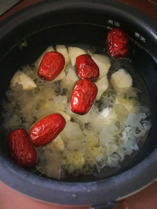 冰糖红枣银耳雪梨羹