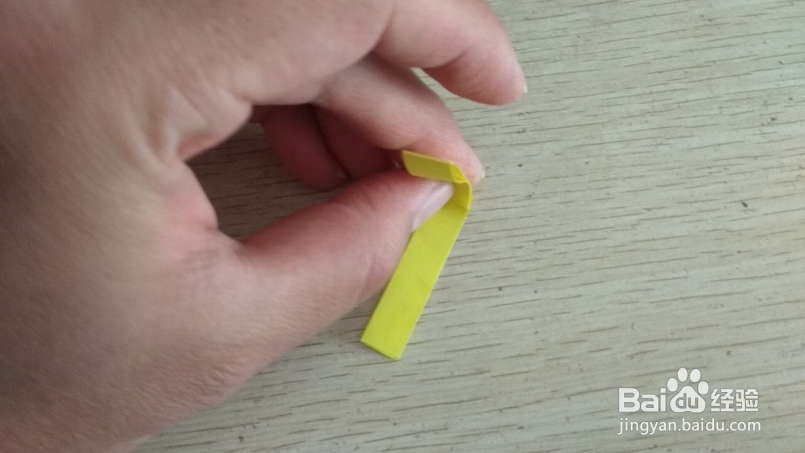 如何用细长的长方形纸条做简易的中性笔的支架