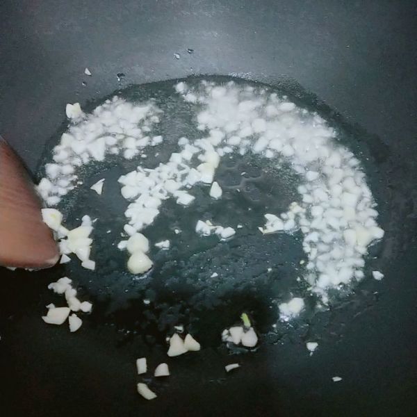 色泽鲜艳韭香豆芽炒香干