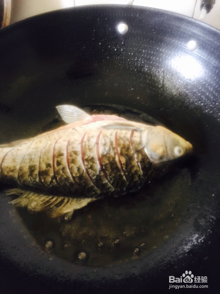 酸辣红烧鲫鱼的做法