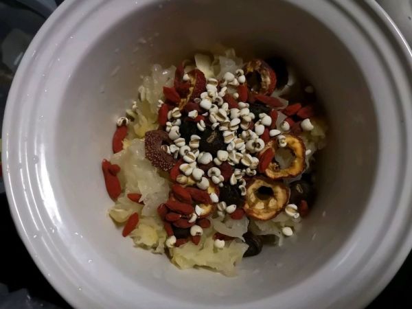 百合薏米枸杞银耳汤