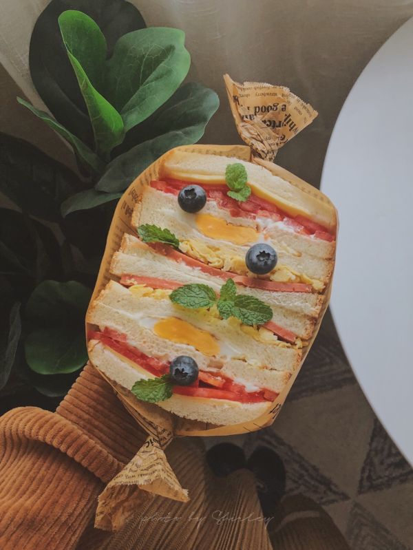 鸡蛋火腿番茄三明治