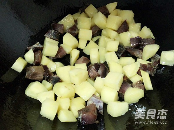 腊肉焖饭的做法