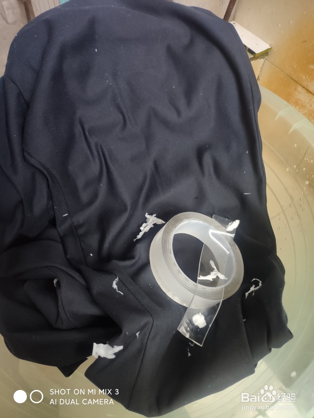 怎么样轻松去除衣服上的纸屑？