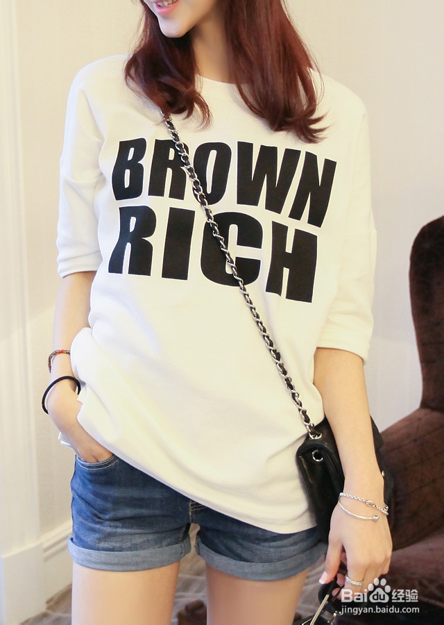 学院女生的小性感装扮