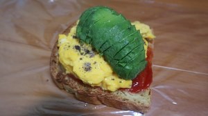 牛油果美式炒蛋三明治的做法