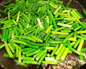 怎么做蒜薹炒鸡蛋