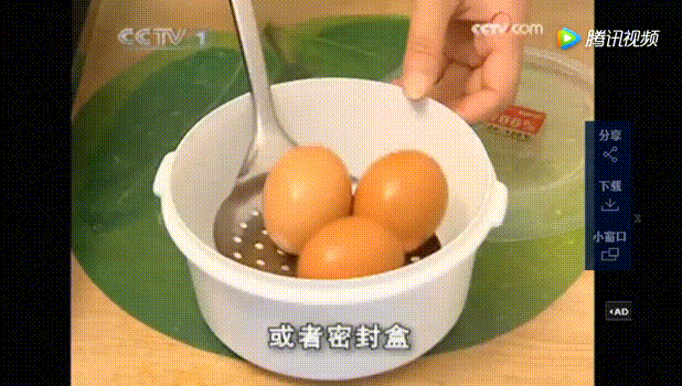 如何巧剥皮蛋壳？