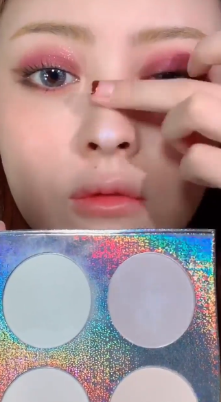 如何画泫雅紫色妆容