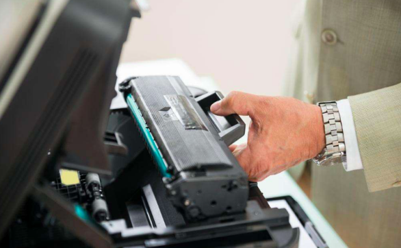 联想LJ2400pro打印机加完碳粉还显示墨粉toner黄灯