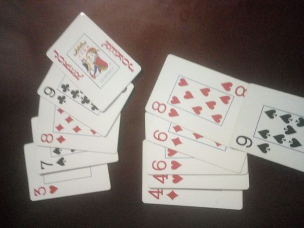 斗地主：红方3,44,66,88,王；黑方7,99。红先出，能赢吗