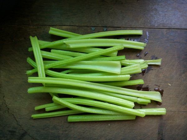芹菜炒肉的做法是什么