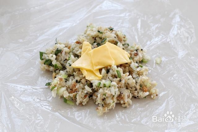怎么做藜麦金枪鱼芝士烤饭团