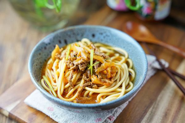 榨菜牛肉胡萝卜面