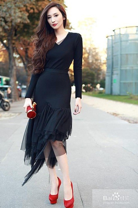 亮红色鞋子搭配什么衣服