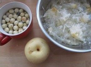 银耳莲子雪梨羹
