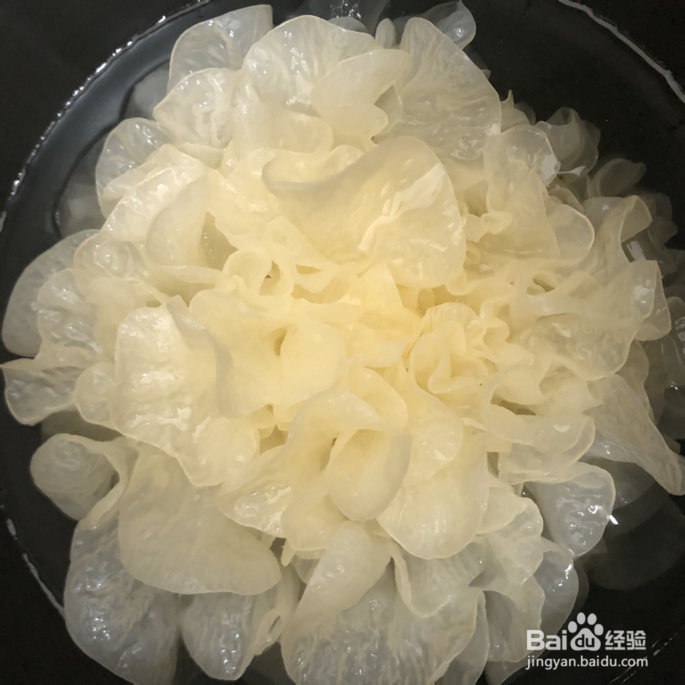 姨妈给我做银耳莲子枸杞糖水