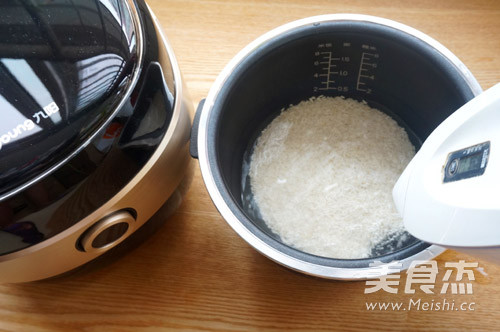 腊肠糯米饭的做法
