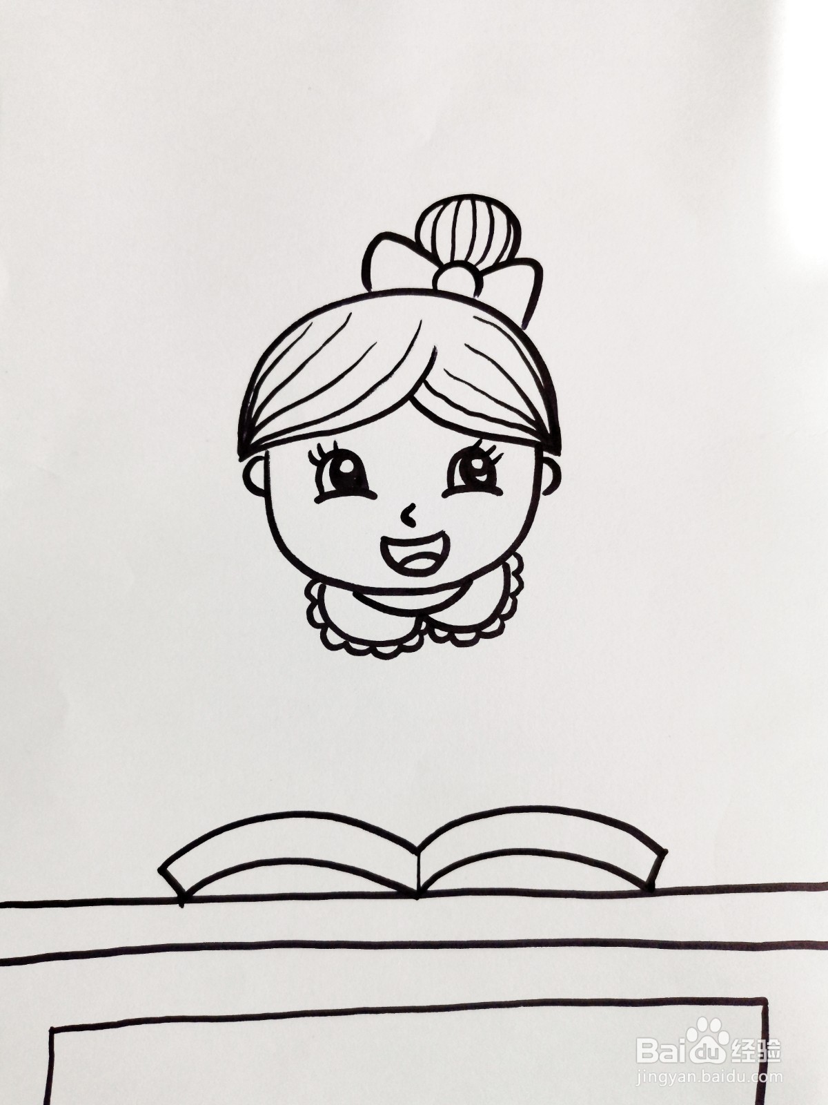 在桌子旁看书的女孩子