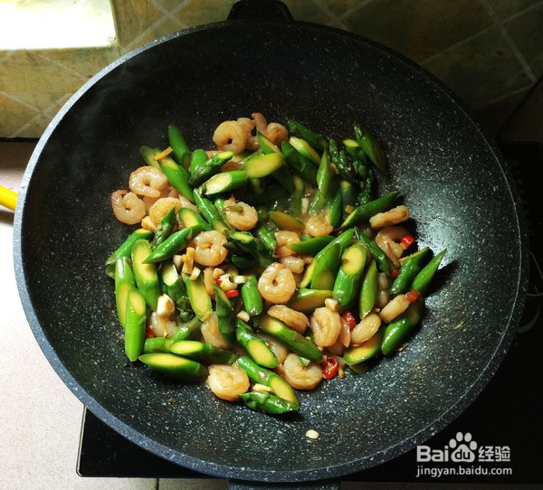 芦笋炒虾球的制作方法